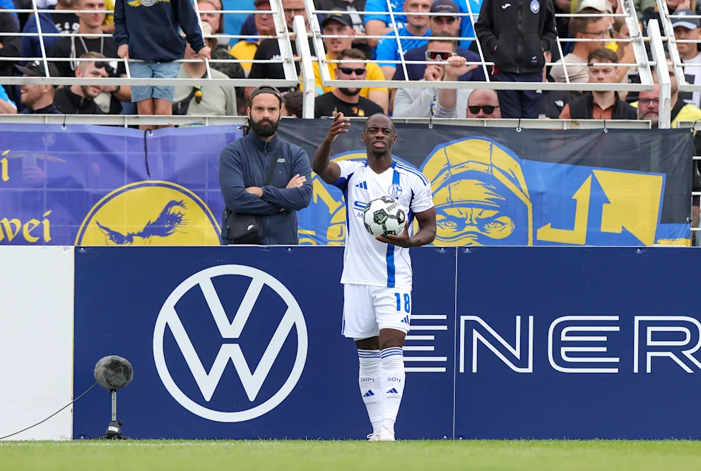 官方投注-😨图片报：德国杯比赛中沙尔克04球员遭种族歧视羞辱