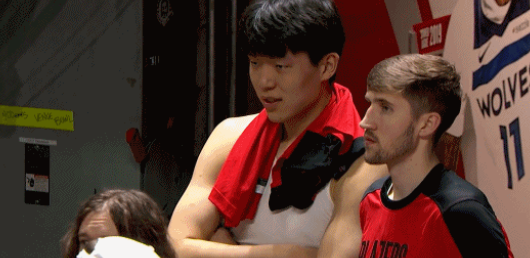 准备好了吗？杨瀚森现身球员通道观看湖人对阵鹈鹕比赛