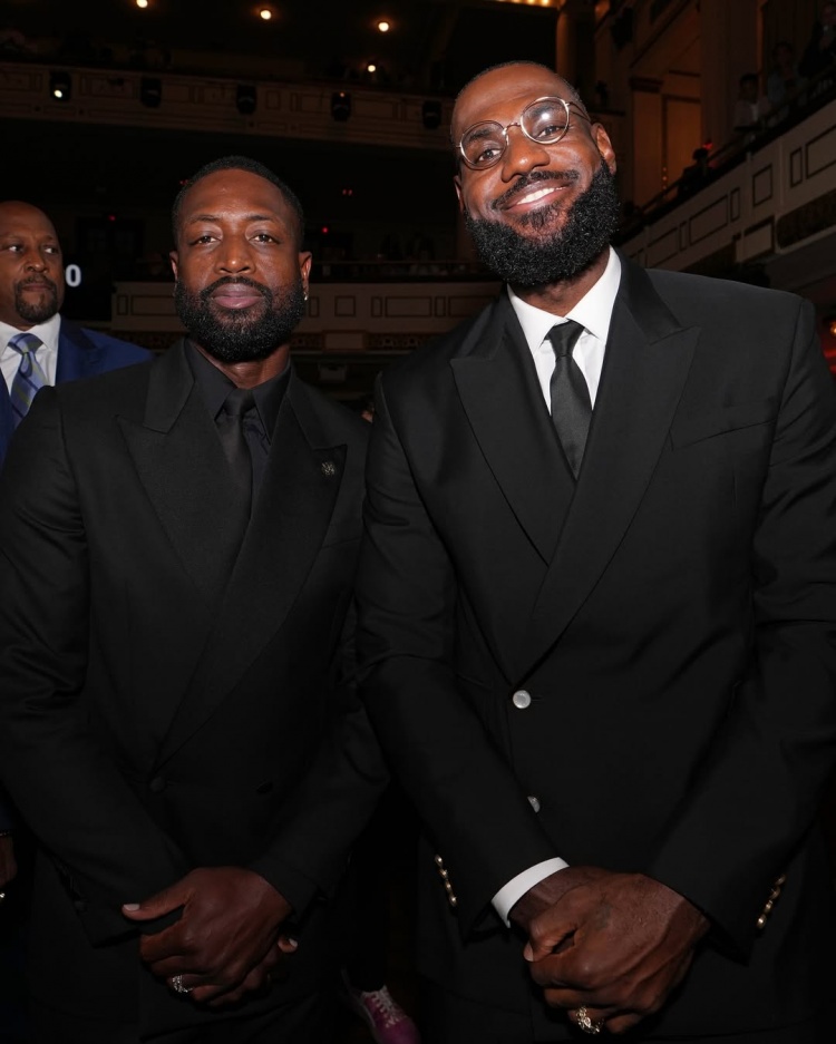 移动投注-詹姆斯韦德名人堂重聚 西装革履见证传奇友谊