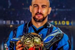 拯救球队！小图拉姆晒阿切尔比手捧金球奖的P图照